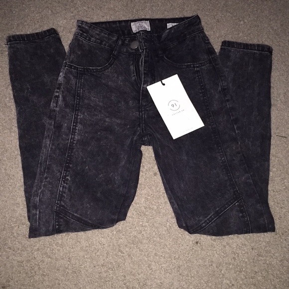 Cute acid washed moto jeans. - Picture 4 of 5